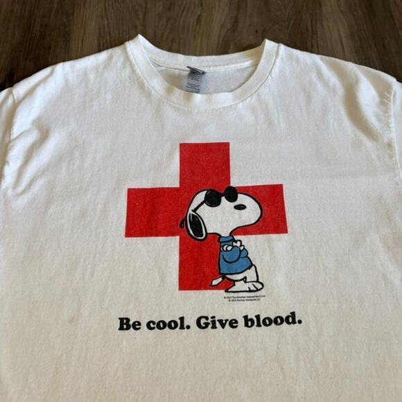 Authentic 2023 Be Cool Give Blood Snoopy American Red Cross T-Shirt Size L - Picture 2 of 5